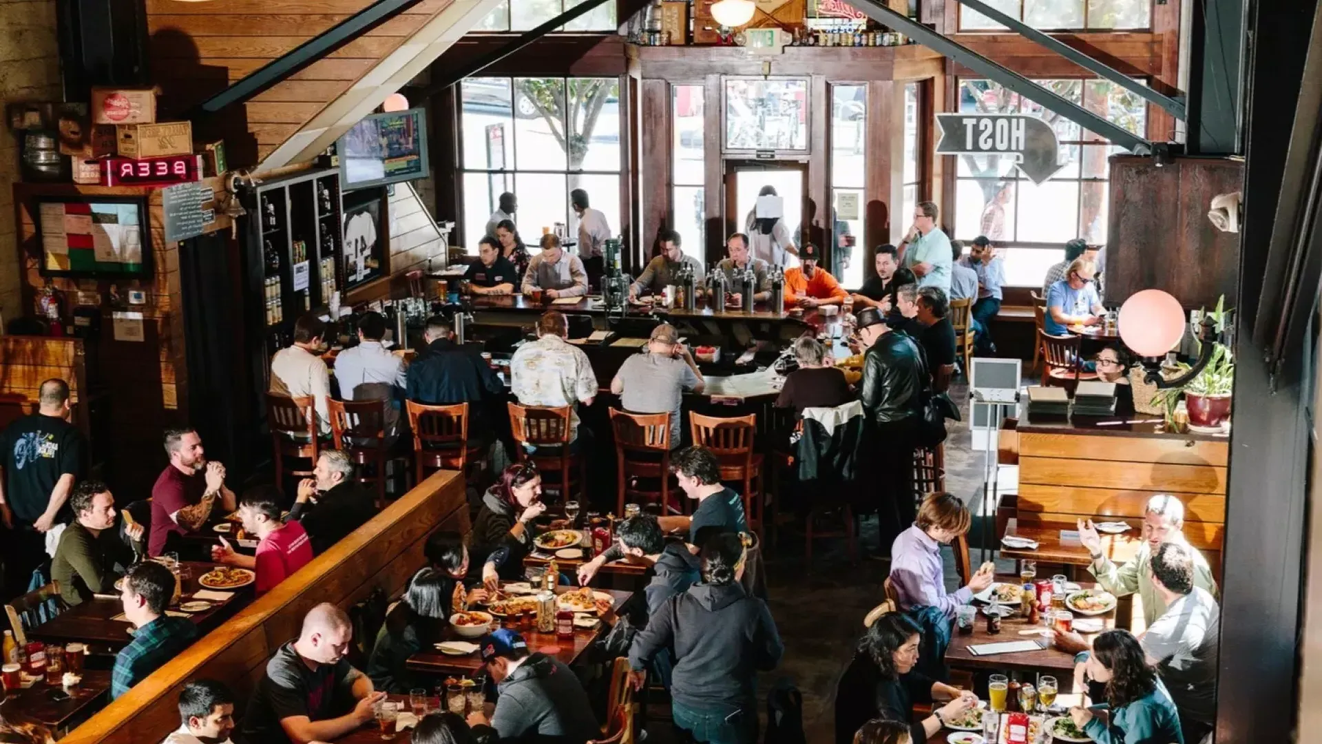 I clienti mangiano e bevono all'interno della 21st Amendment Brewery di San Francisco.