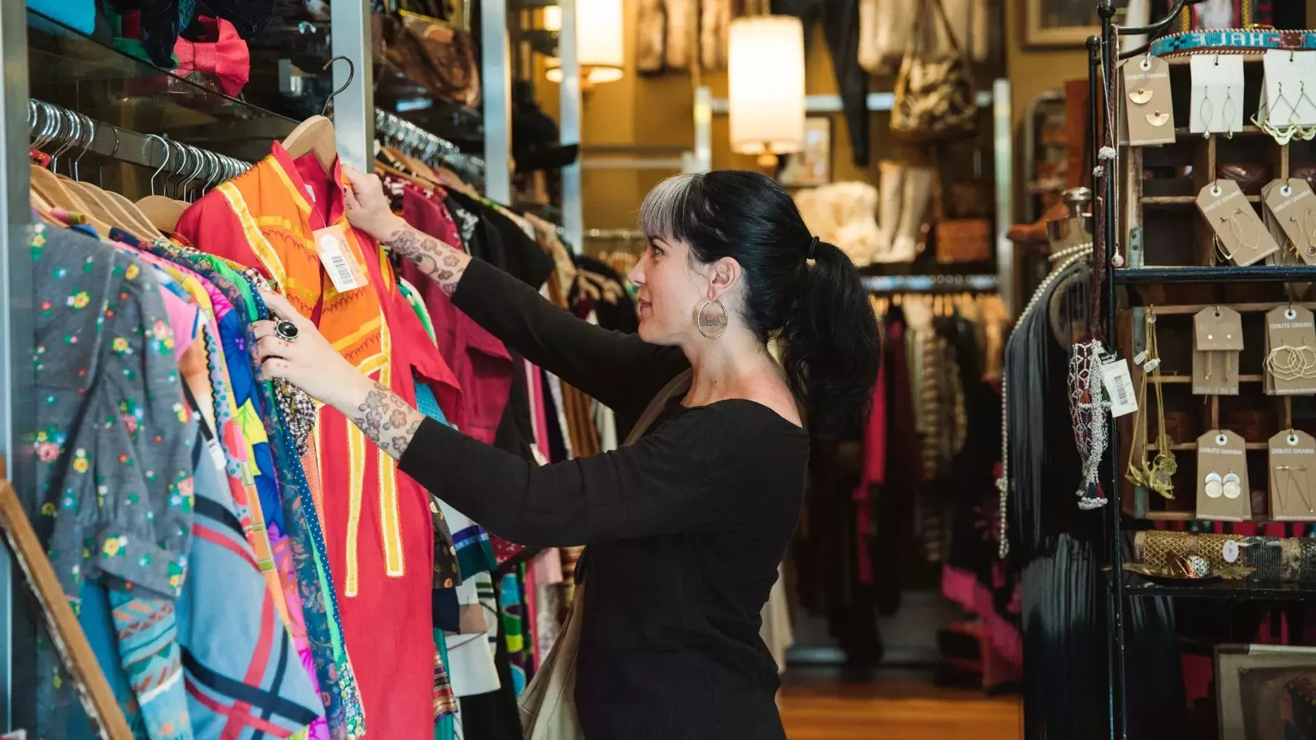 Eine Frau kauft in einer Boutique in San Francisco ein.