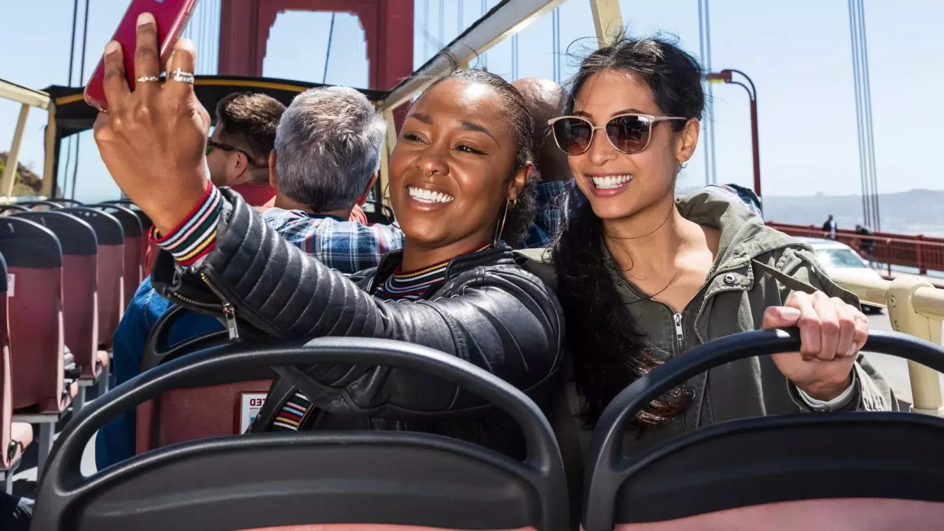 Amici che scattano selfie sul Golden Gate Bridge